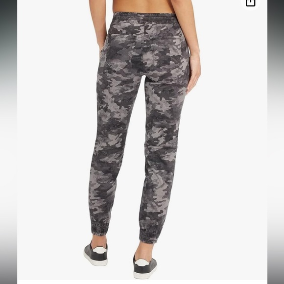 Spanx Stretch Twill‎ Cargo Black and Gray Camo Print Joggers Size 8 - Picture 2 of 10